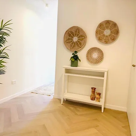 3 Kj One Bedroom In The Village Centre Lägenhet *