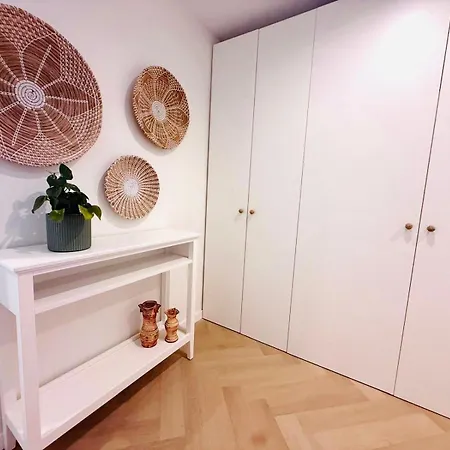 3 Kj One Bedroom In The Village Centre Lägenhet
